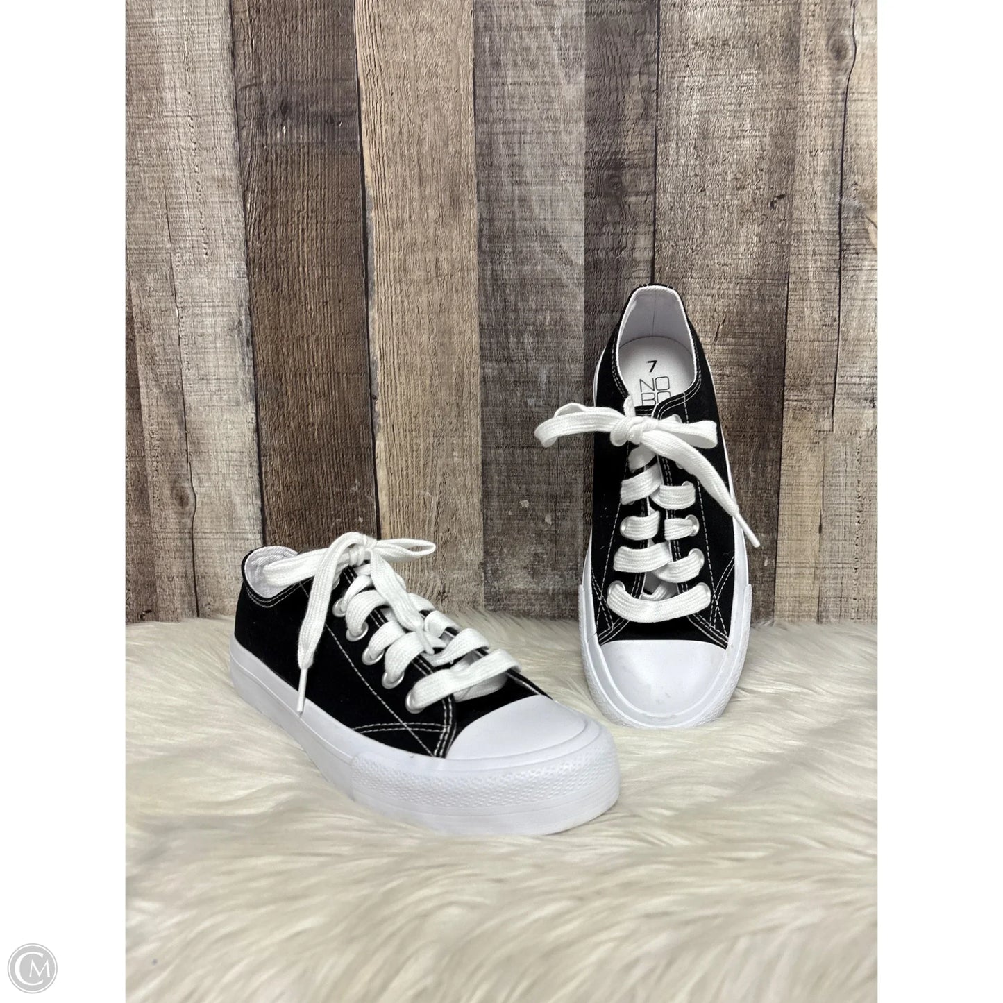 Shoes Sneakers By No Boundaries In Black & White, Size: 7