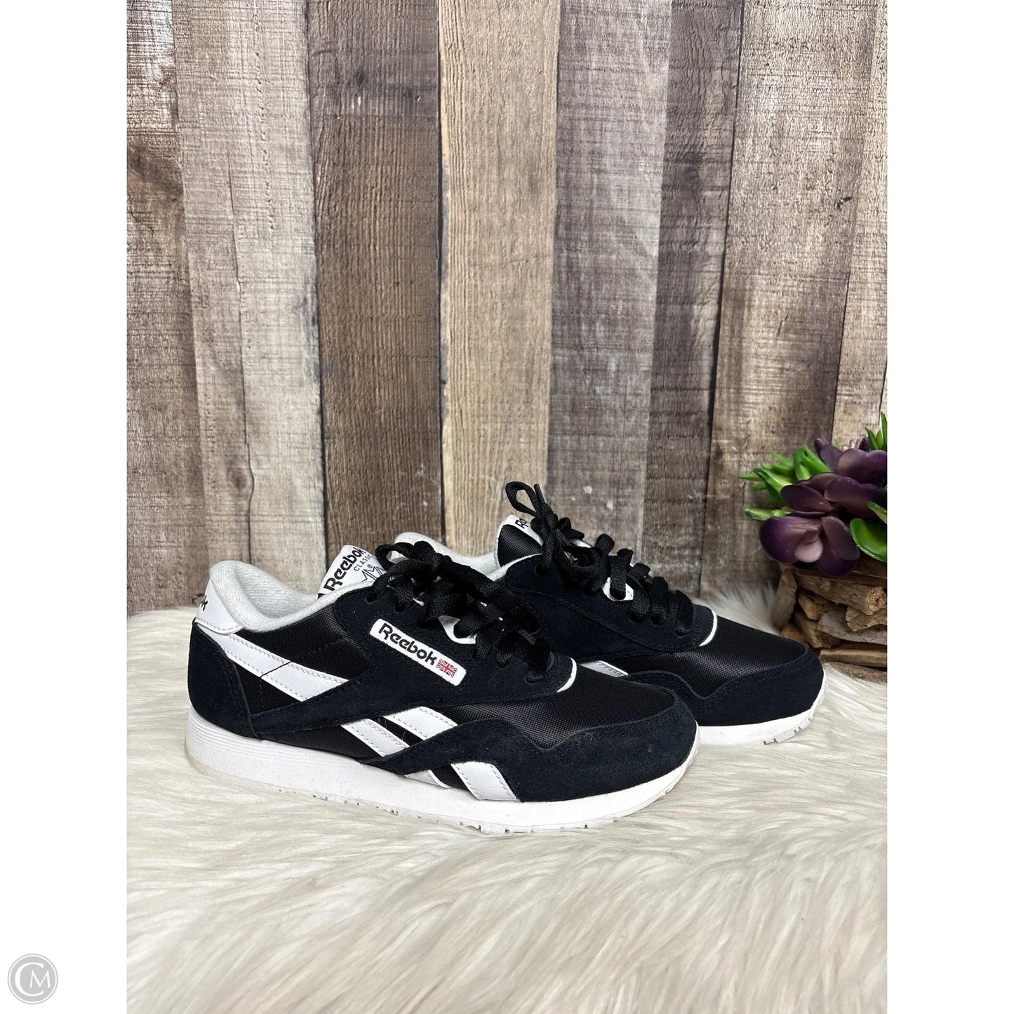 Shoes Athletic By Reebok In Black & White, Size: 5.5