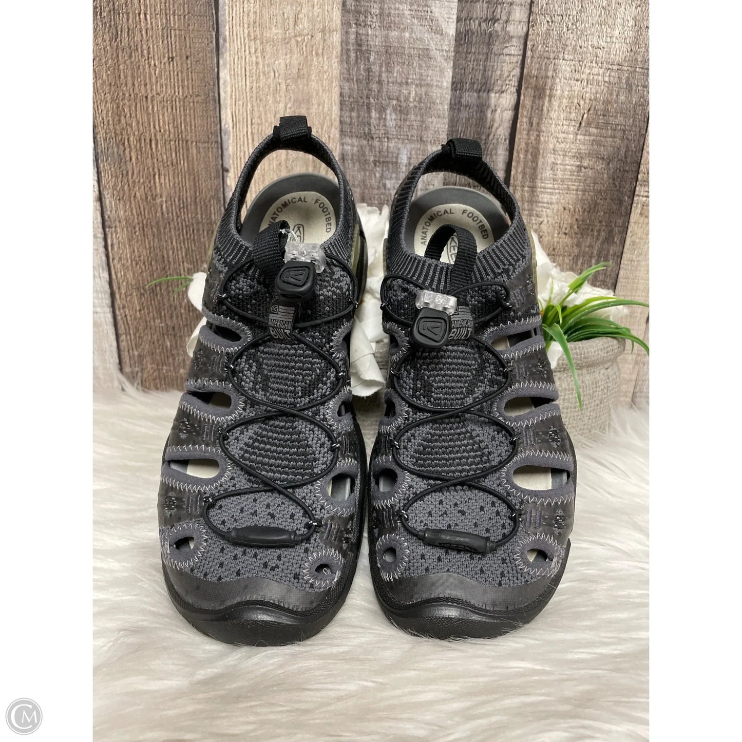 Shoes Flats By Keen In Grey, Size: 7