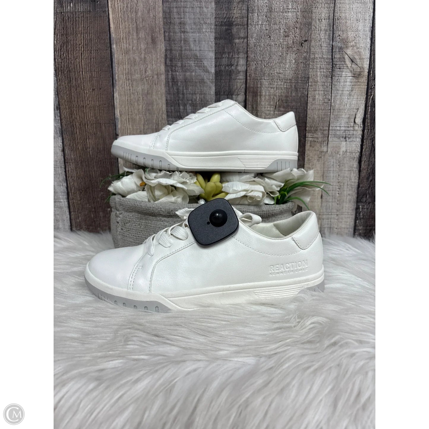 Shoes Sneakers By Kenneth Cole Reaction In White, Size: 5