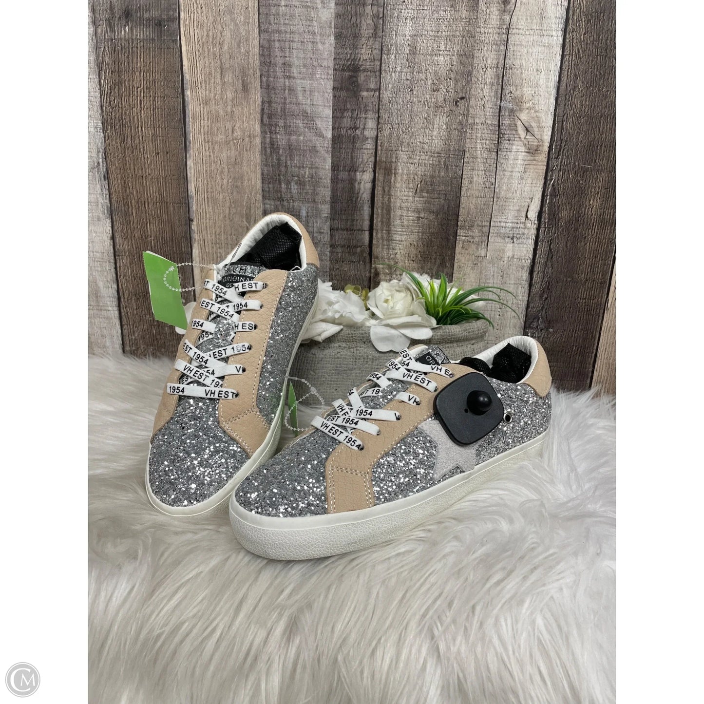 Shoes Sneakers By Vintage Havana In Silver, Size: 8.5