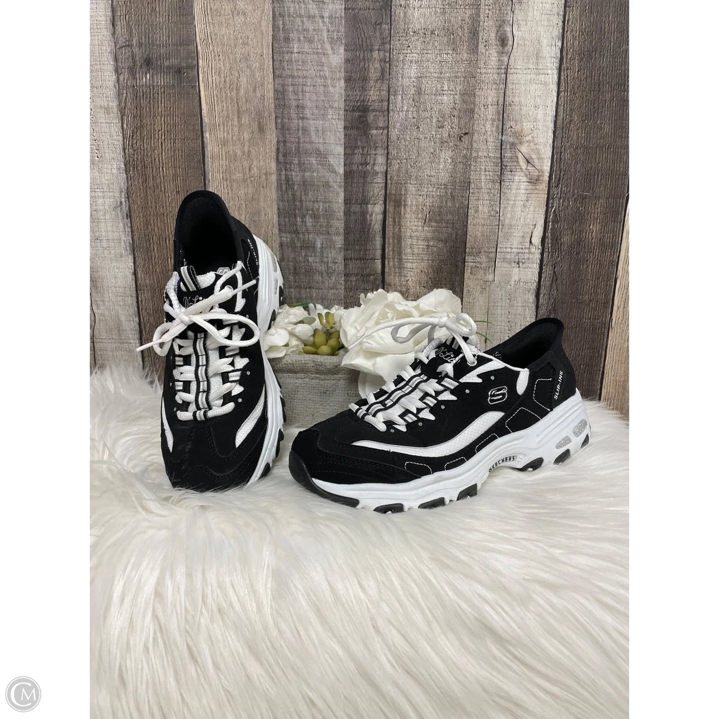 Shoes Sneakers By Skechers In Black & White, Size: 7.5