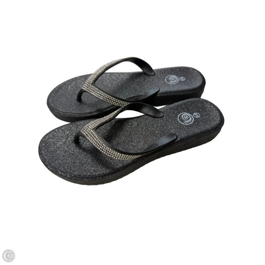 Sandals Flip Flops By Clothes Mentor In Silver & White, Size: 5.5