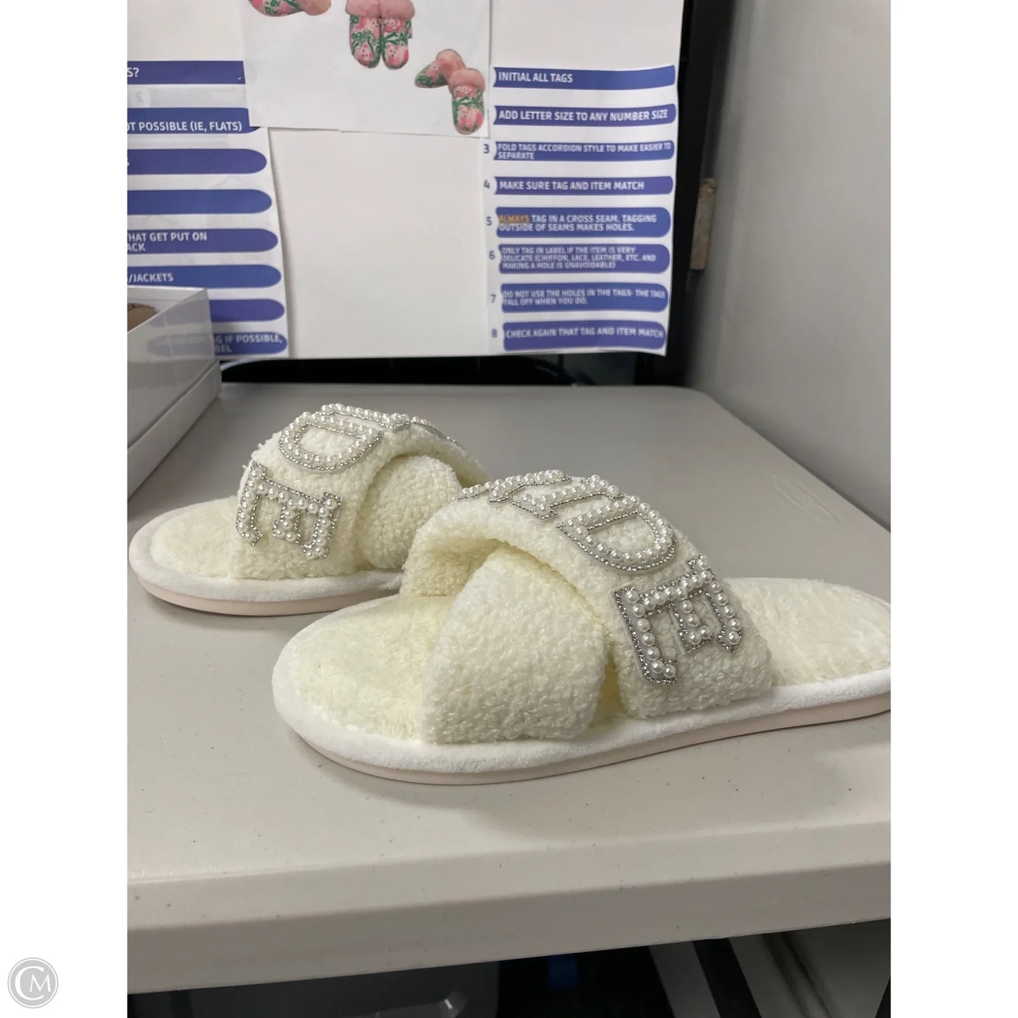 Slippers By Clothes Mentor In Cream, Size: 9