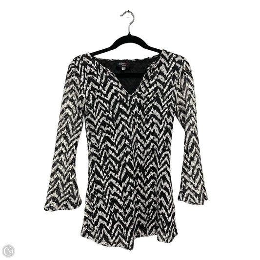 Top Long Sleeve By Clothes Mentor In Black & White, Size: Xs
