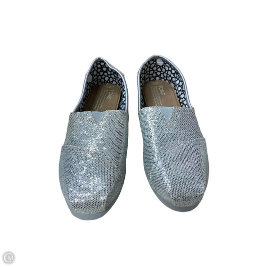 Shoes Flats By Toms In Silver, Size: 7