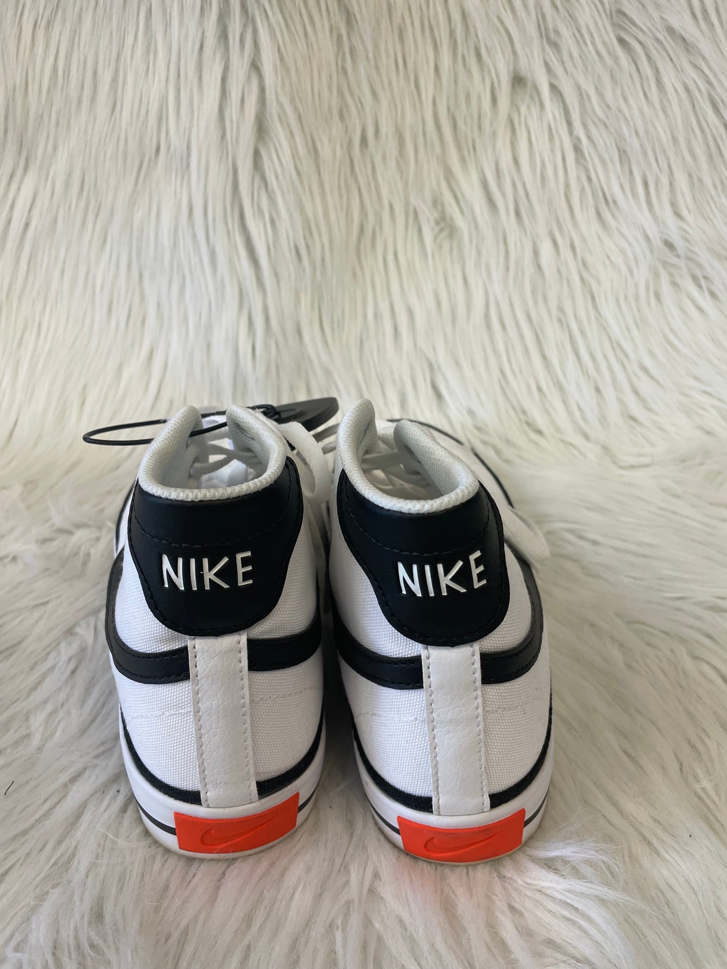 Shoes Sneakers By Nike In White, Size: 9