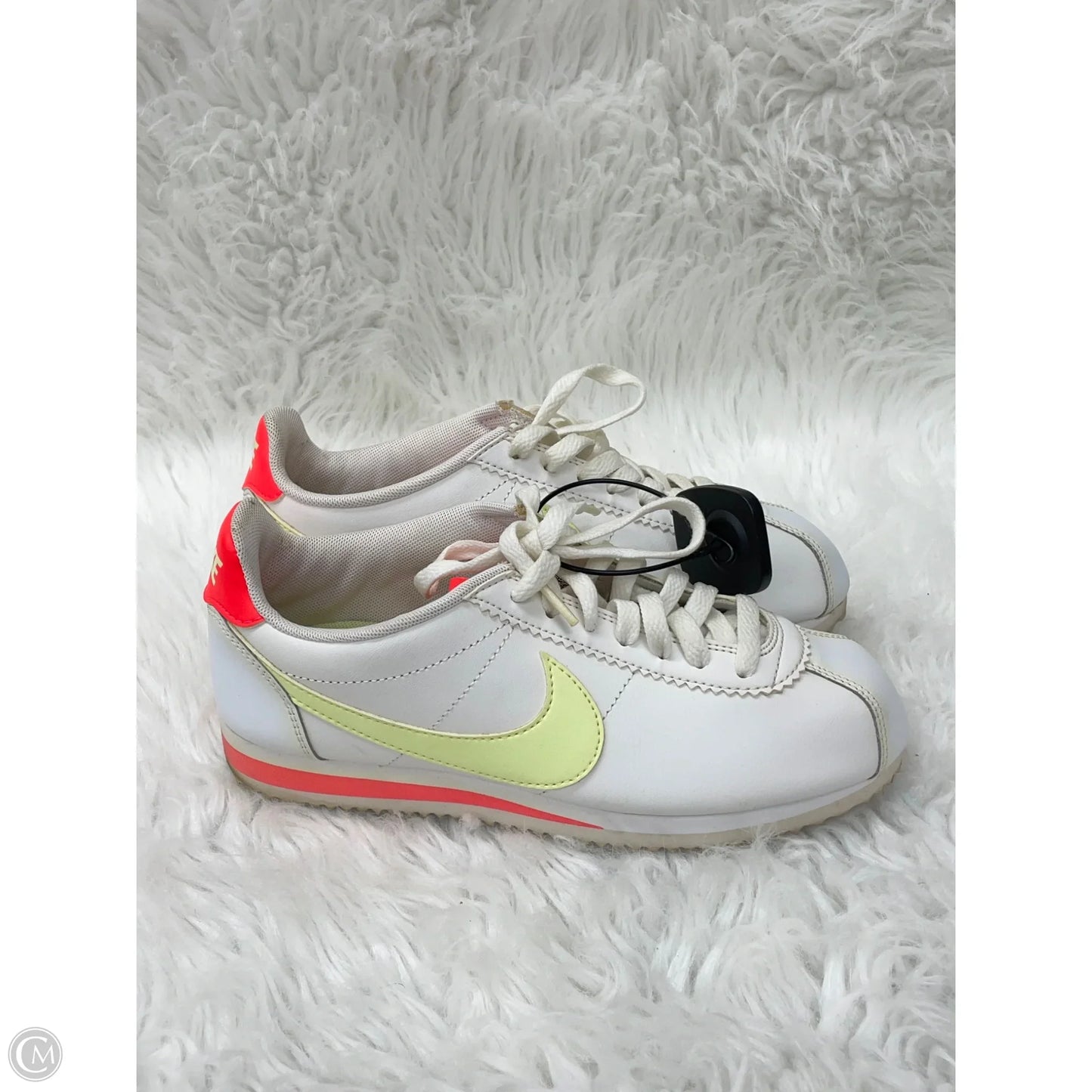 Shoes Sneakers By Nike In White & Yellow, Size: 6.5