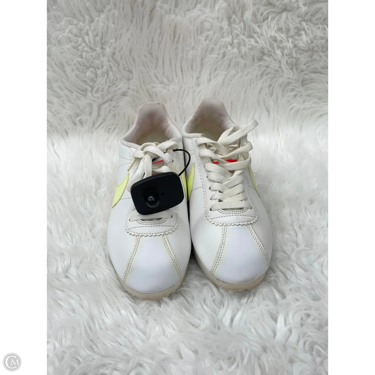 Shoes Sneakers By Nike In White & Yellow, Size: 6.5