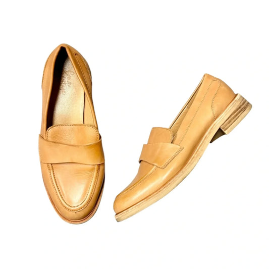 Shoes Flats By Crown Vintage In Tan, Size: 6.5