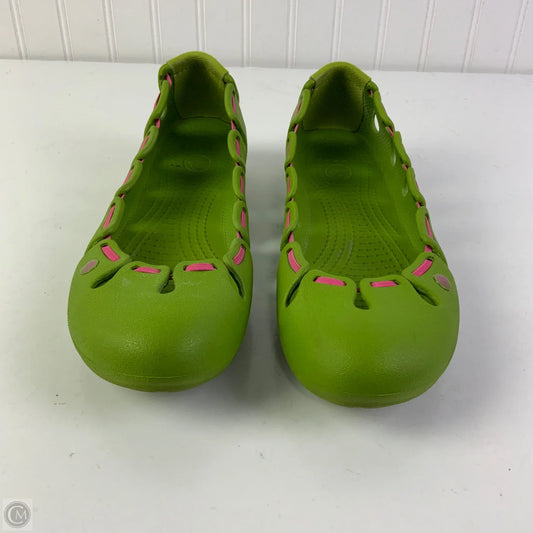 Shoes Flats By Crocs In Green, Size: 10