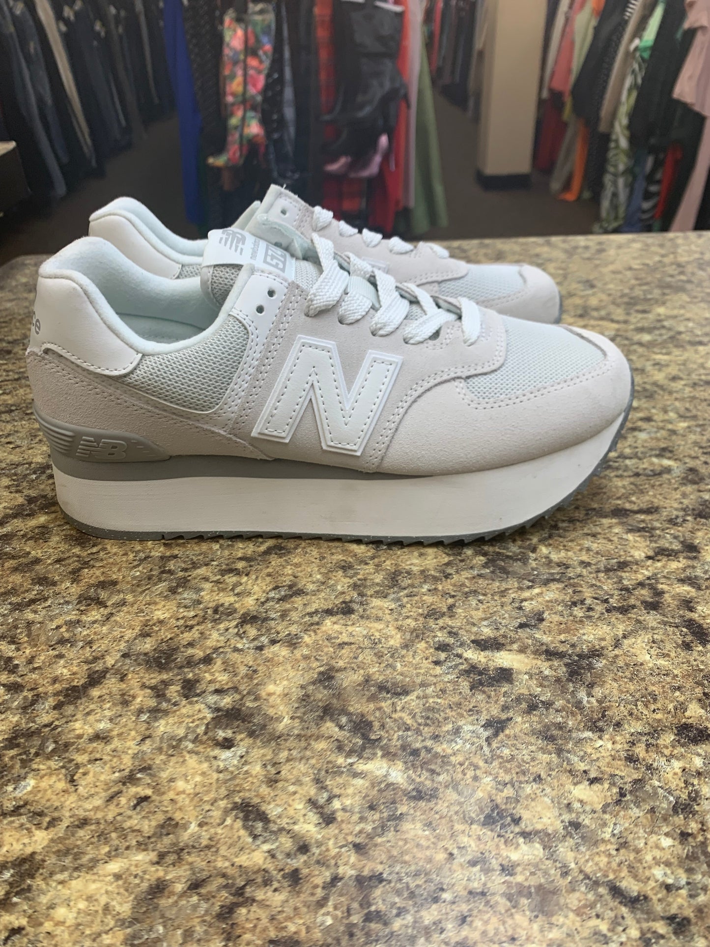 Shoes Athletic By New Balance In White, Size: 9.5