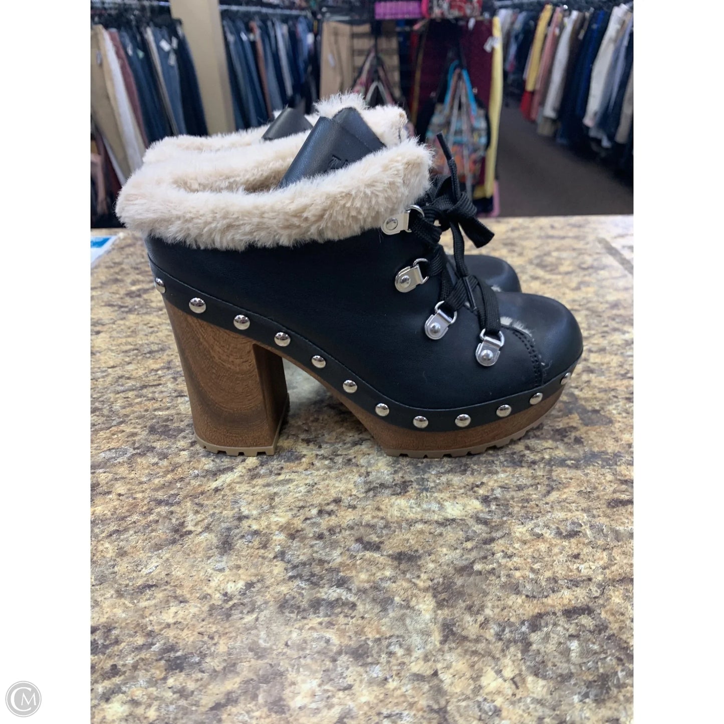 Boots Ankle Heels By Guess In Black & Cream, Size: 6