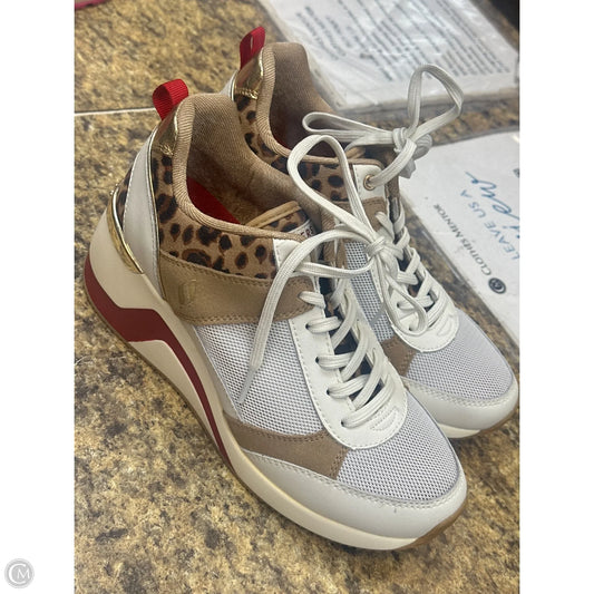 Shoes Sneakers By Skechers In Tan & White, Size: 9