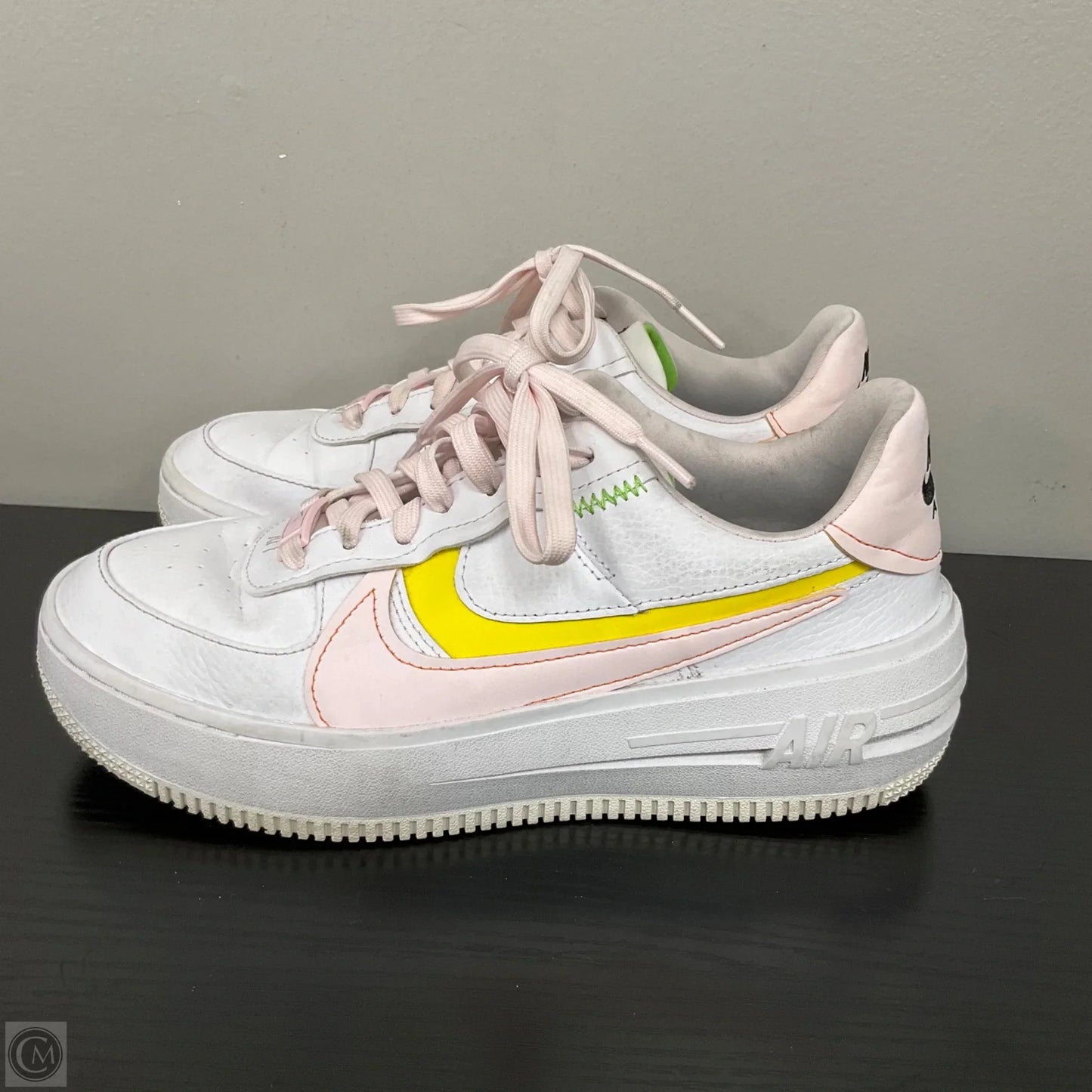 Shoes Athletic By Nike In White, Size: 8