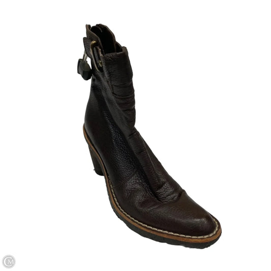 Boots Designer By Stuart Weitzman In Brown, Size: 7