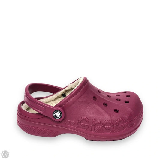 Shoes Flats By Crocs In Maroon, Size: 7