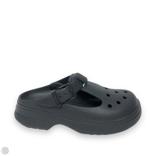 Shoes Flats By Crocs In Black, Size: 6