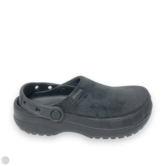 Shoes Flats By Crocs In Black, Size: 7