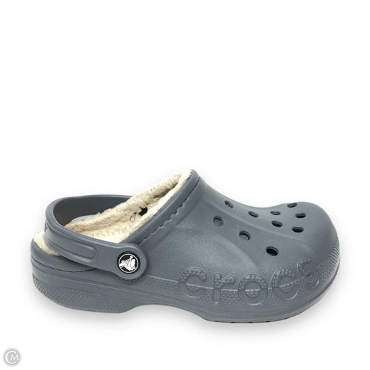 Shoes Flats By Crocs In Grey, Size: 7