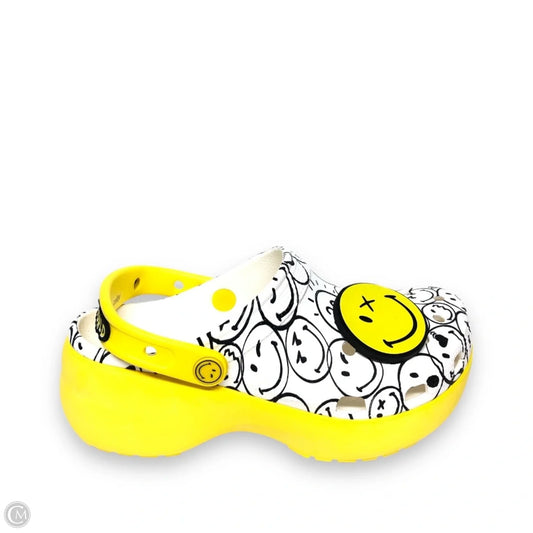 Shoes Flats By Crocs In White & Yellow, Size: 7
