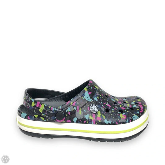 Shoes Flats By Crocs In Black, Size: 7