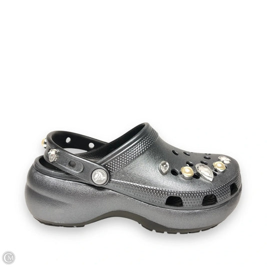 Shoes Flats By Crocs In Grey, Size: 7