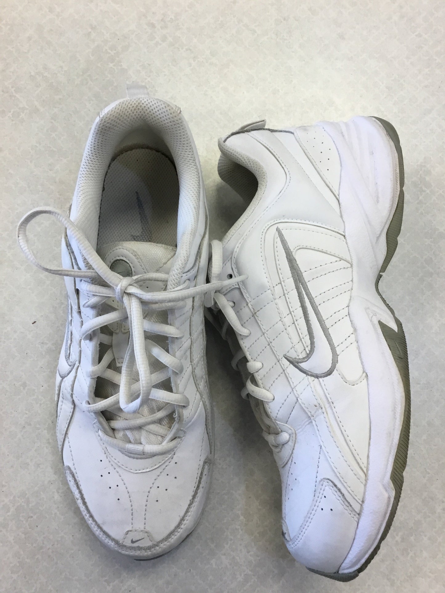 Shoes Sneakers By Nike In White, Size: 9