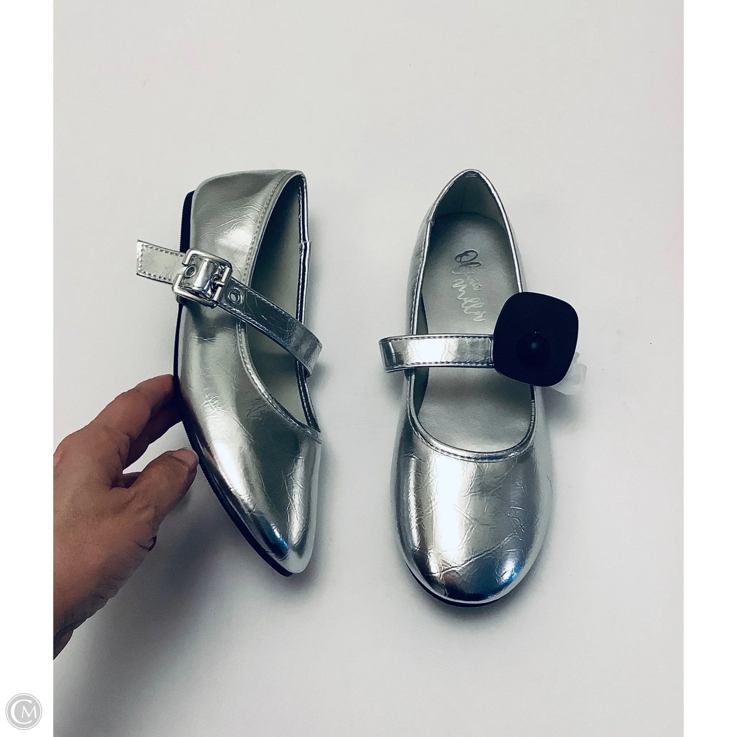 Shoes Flats By Olivia Miller In Silver, Size: 6.5