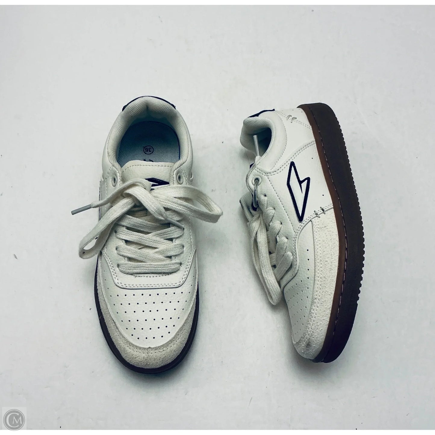 Shoes Sneakers By Clothes Mentor In White, Size: 6