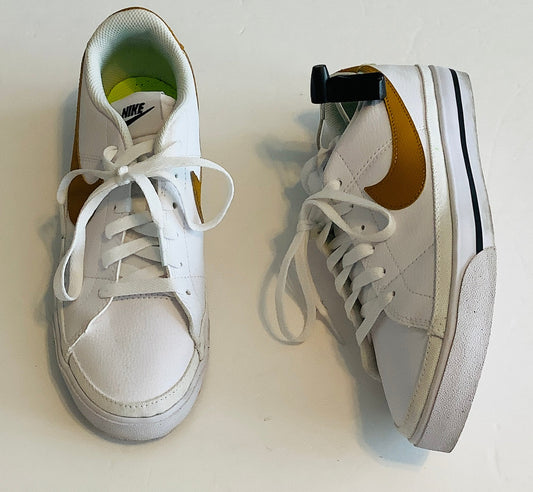 Shoes Sneakers By Nike In White, Size: 8.5