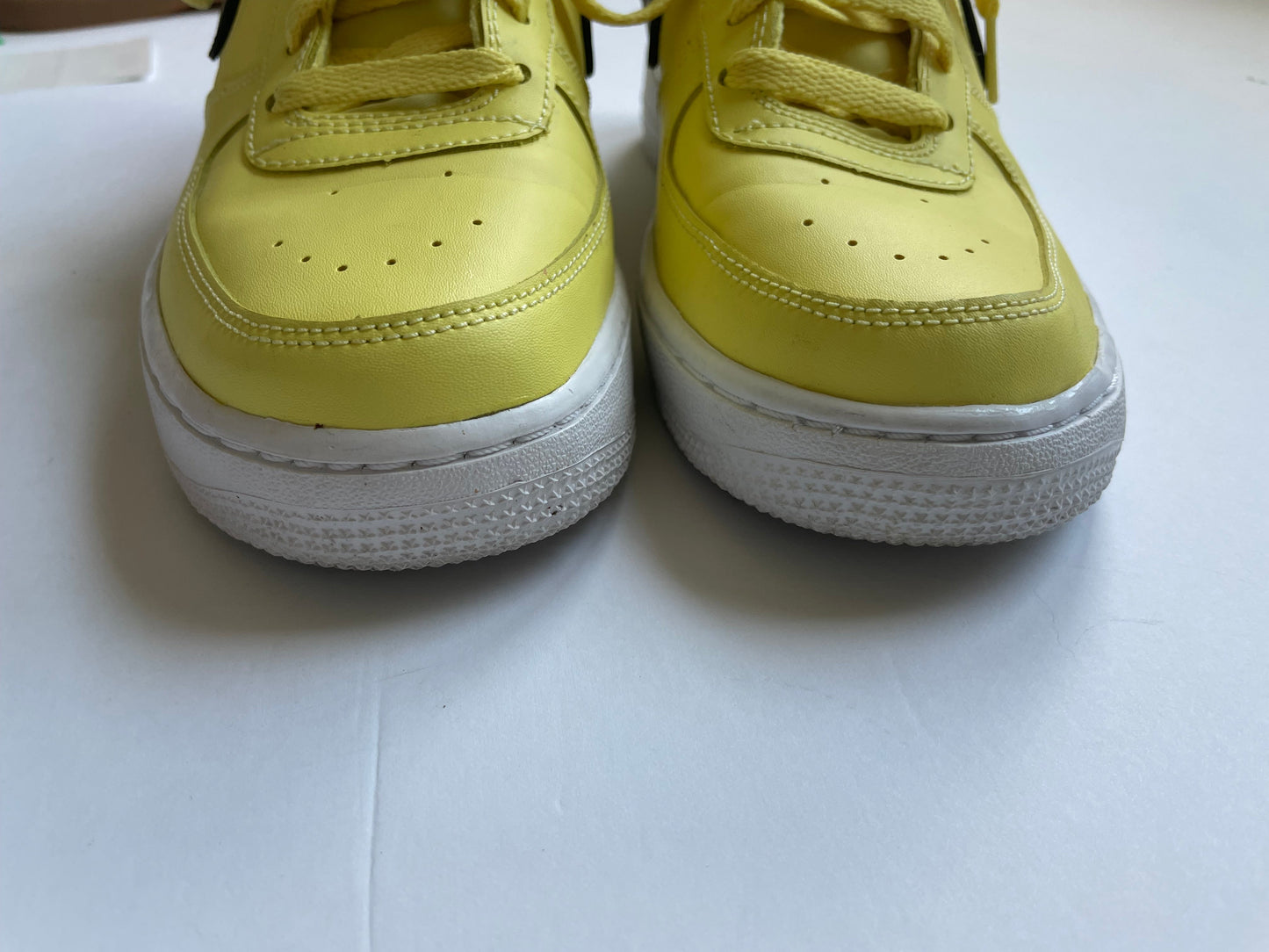 Yellow Shoes Sneakers Nike, Size 8