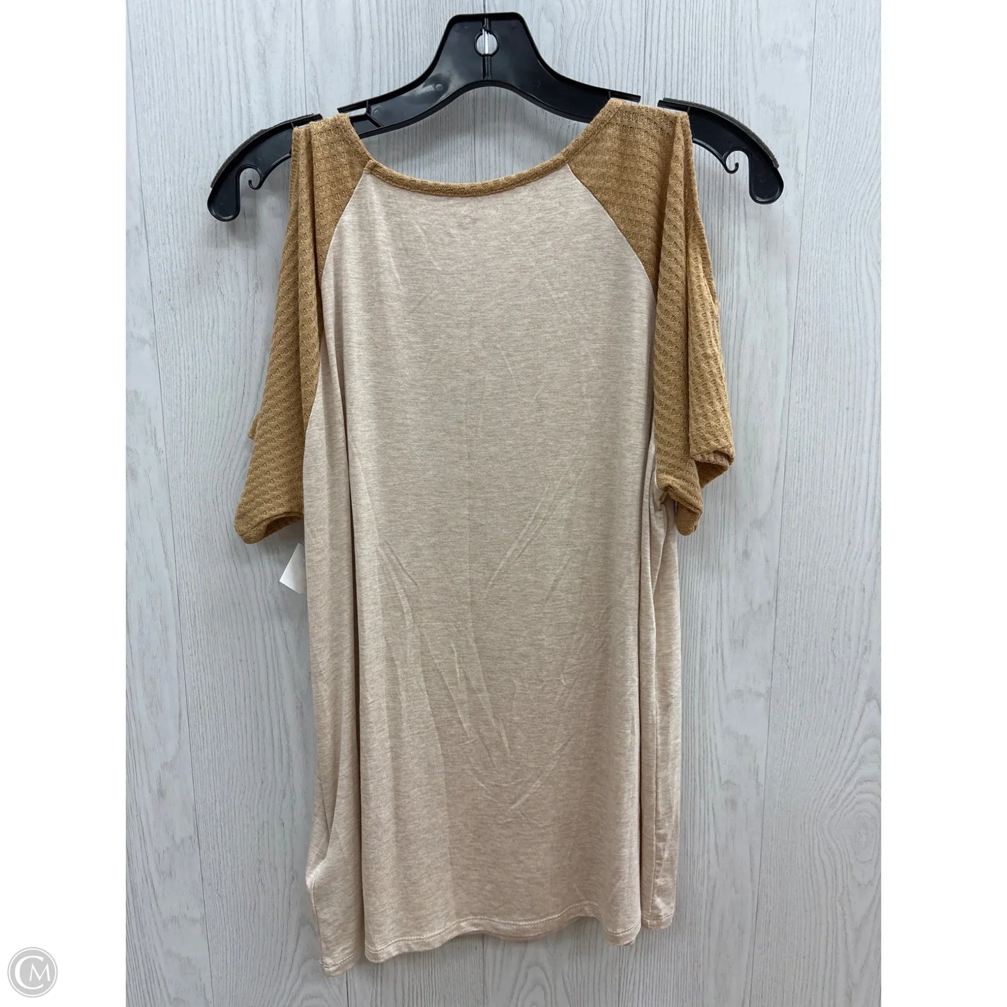 Top Short Sleeve By Cato In Tan, Size: M