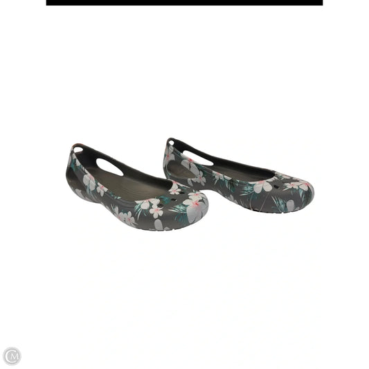Shoes Flats By Crocs In Floral Print, Size: 6