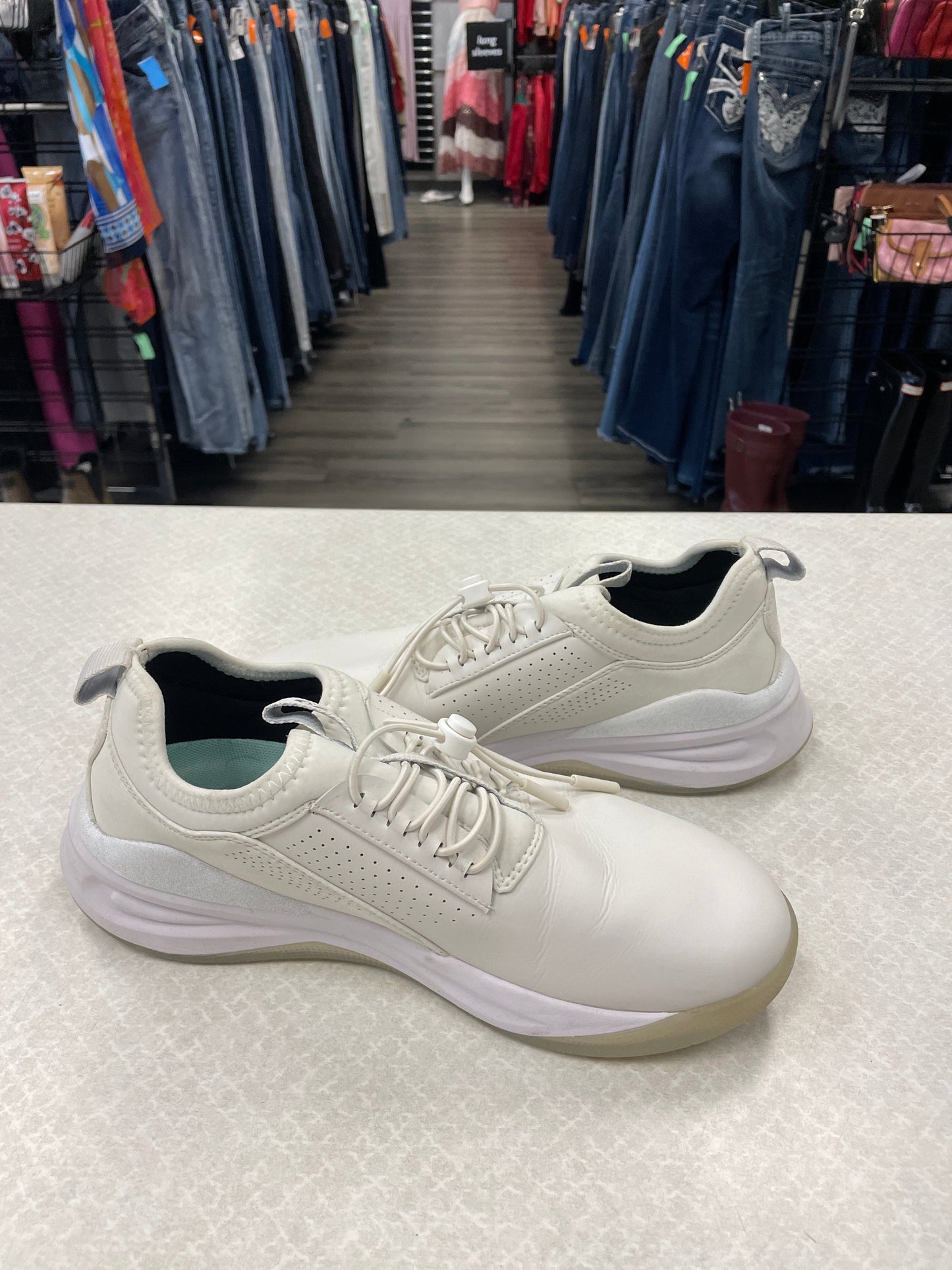 White Shoes Athletic Clothes Mentor, Size 7.5