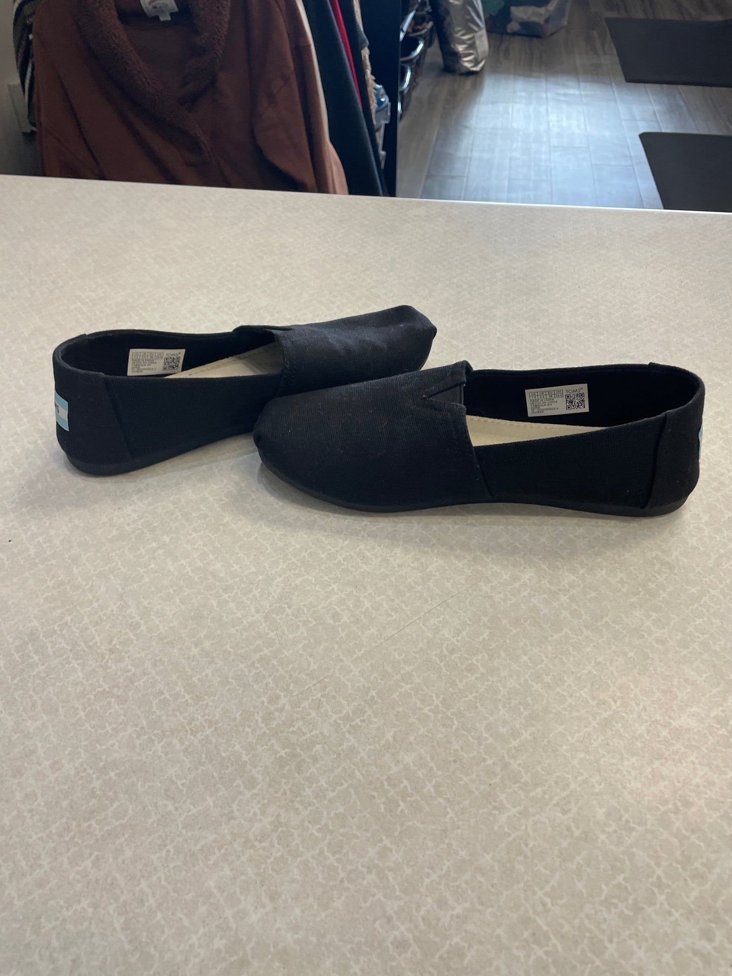 Shoes Flats By Toms In Black, Size: 7.5