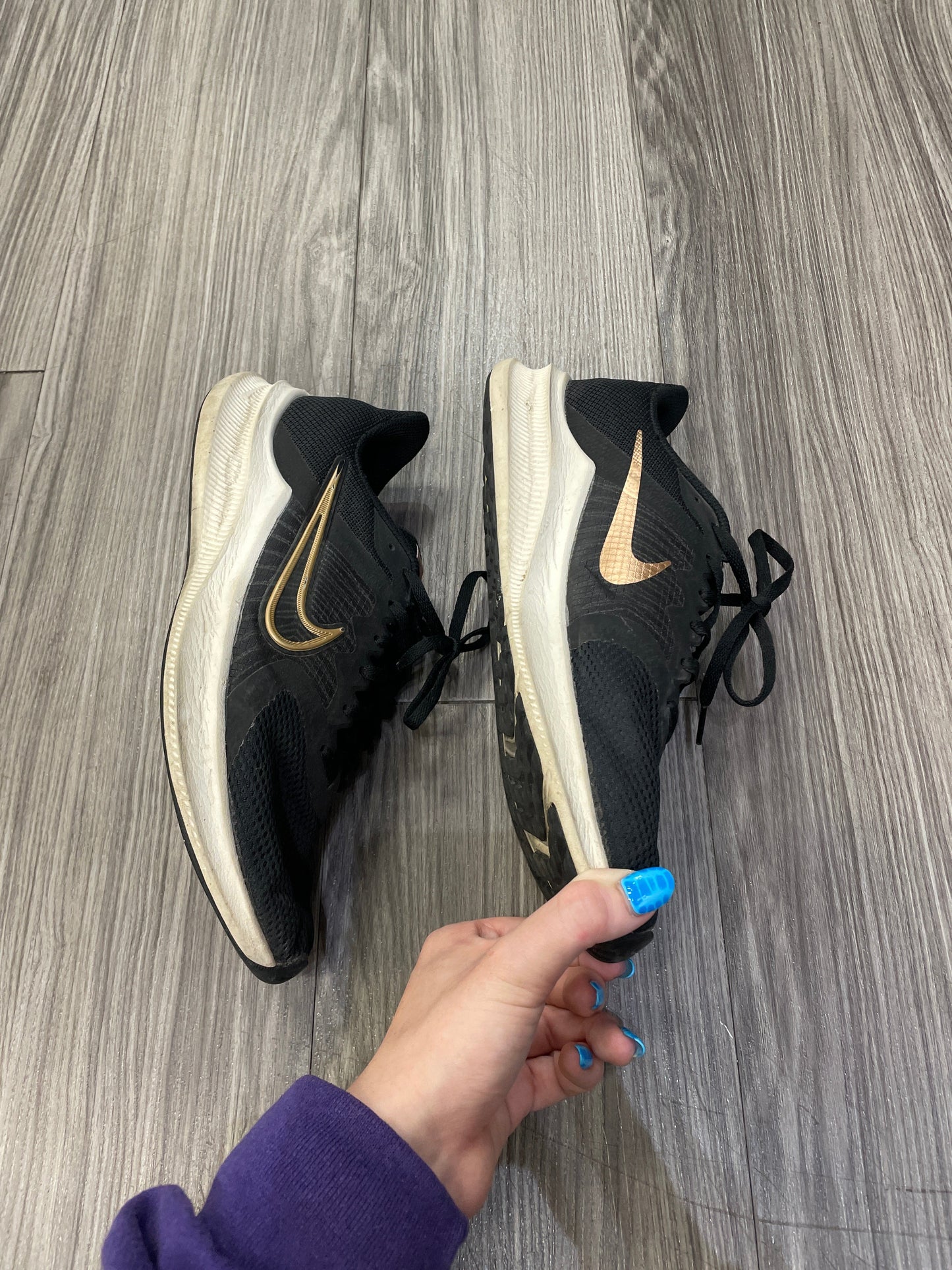 Shoes Athletic By Nike In Black & Gold, Size: 9.5