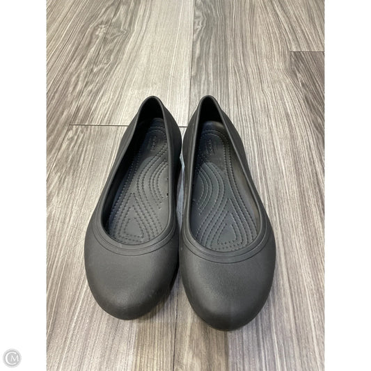 Shoes Flats By Crocs In Black, Size: 7