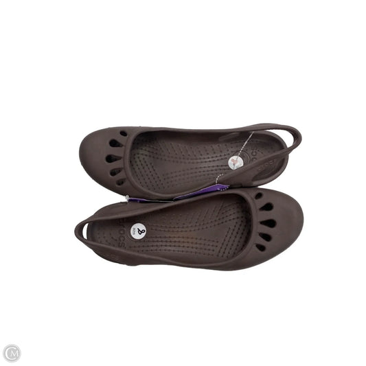 Shoes Flats By Crocs In Brown, Size: 8