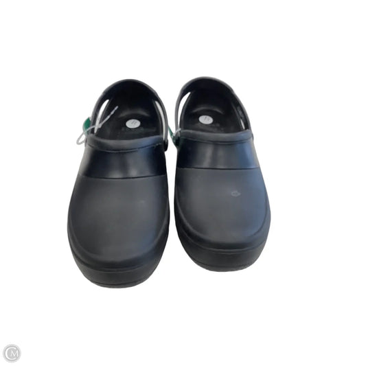 Shoes Flats By Crocs In Black, Size: 11