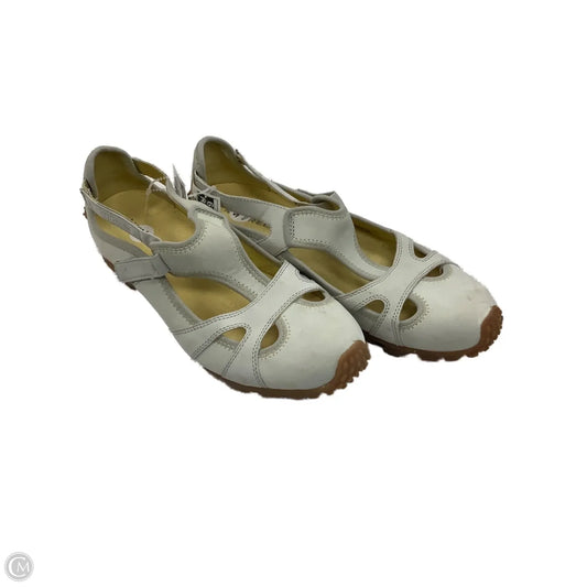 Shoes Flats By Merrell In Beige, Size: 7.5