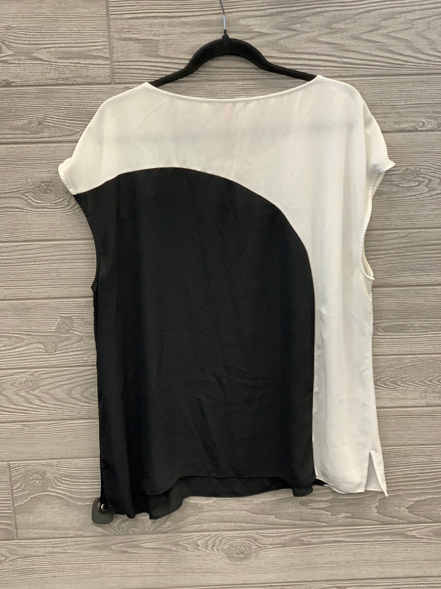 Black & White Top Short Sleeve Vince Camuto, Size 2x