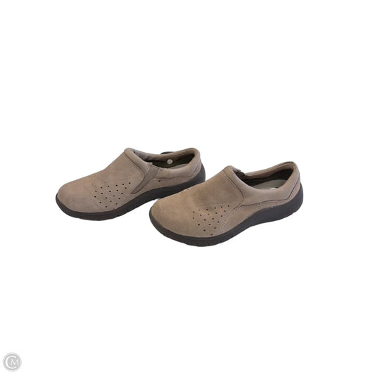 Shoes Flats By Bare Traps In Tan, Size: 7.5