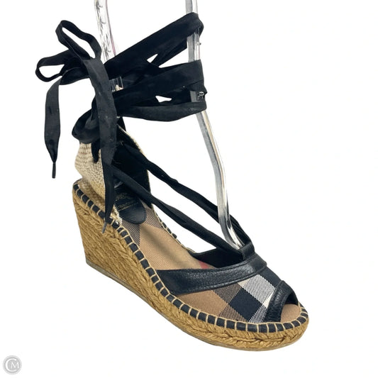 Shoes Luxury Designer By Burberry In Plaid Pattern, Size: 5.5