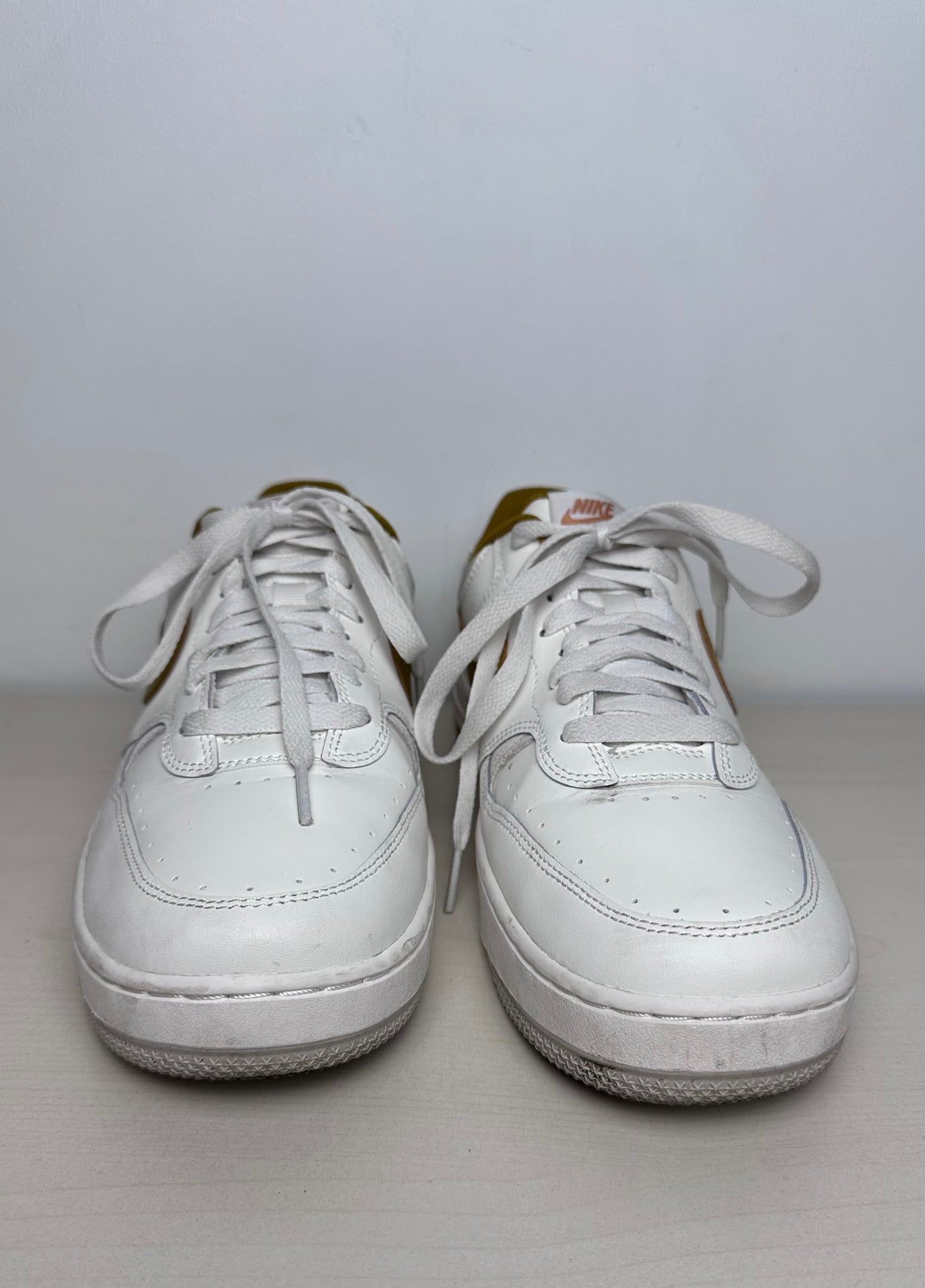 Shoes Sneakers By Nike In White & Yellow, Size: 9.5