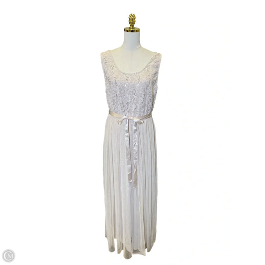 Dress Party Long By Clothes Mentor In Cream, Size: Xl