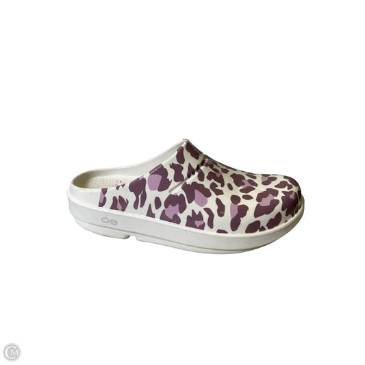 Shoes Flats By Oofos In Animal Print, Size: 7