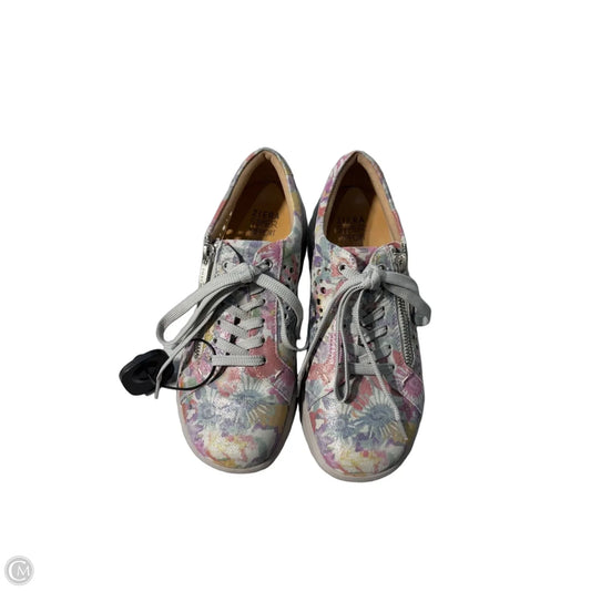 Shoes Flats By Cmc In Multi-colored, Size: 6.5