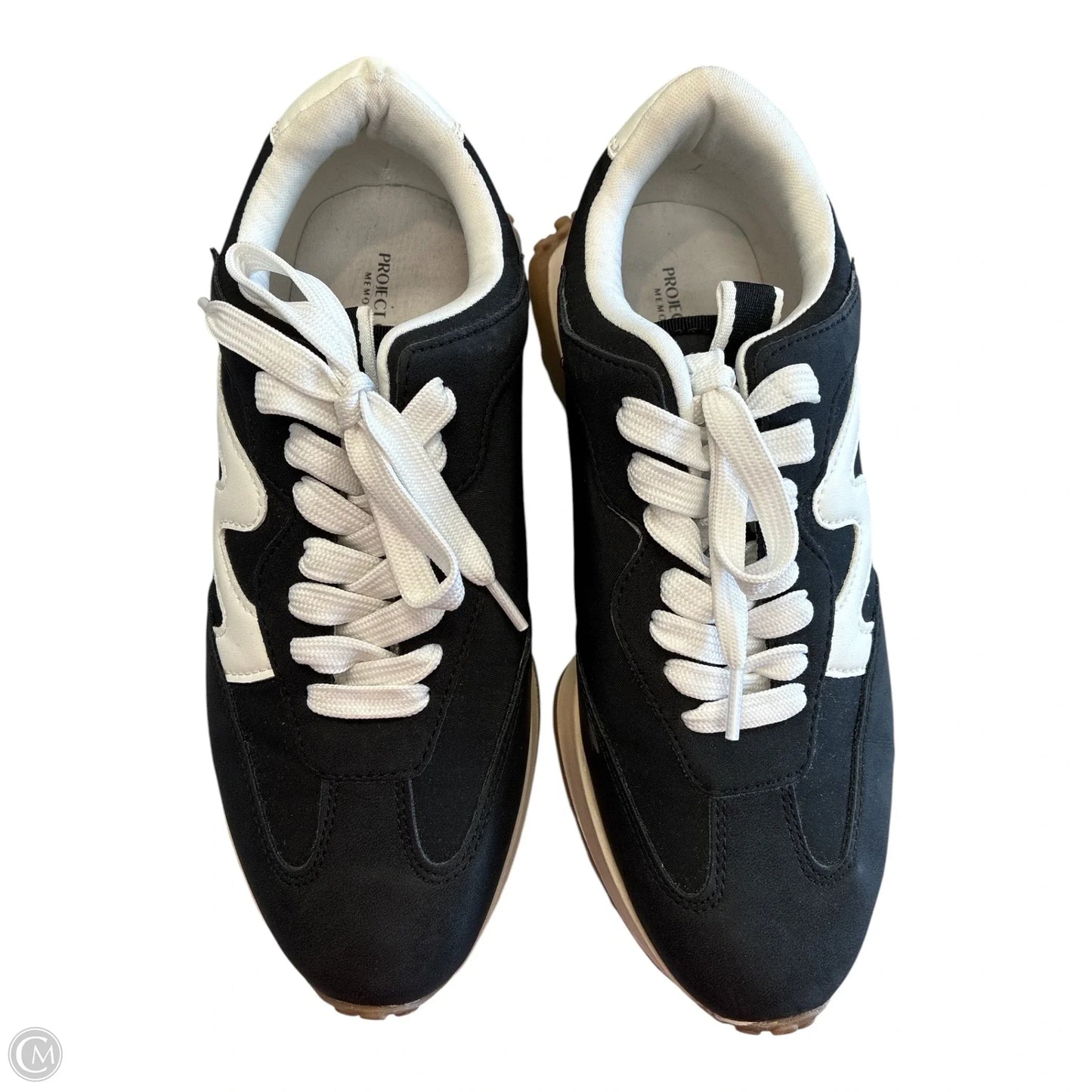 Shoes Sneakers By Clothes Mentor In Black & White, Size: 8