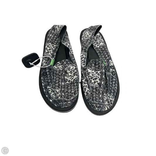 Shoes Flats By Sanuk In Black & White, Size: 9